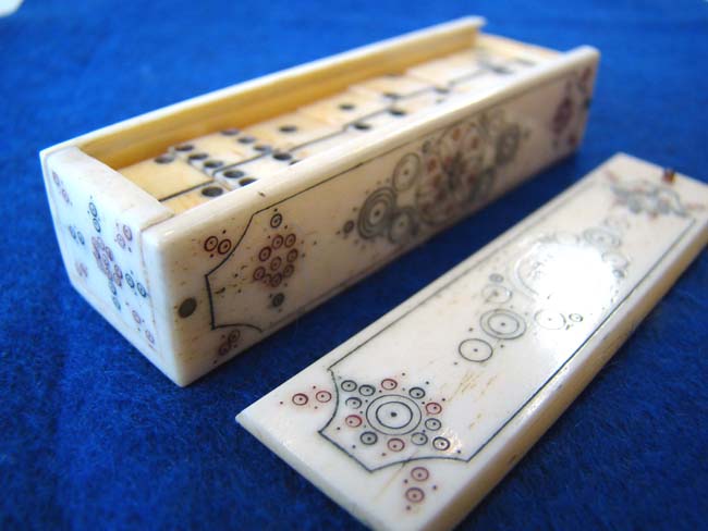 A miniature bone Domino set in a scrimed bone box, 19th century. — image 3